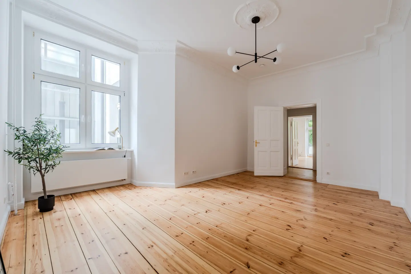 Helles Zimmer mit breiten Dielen 