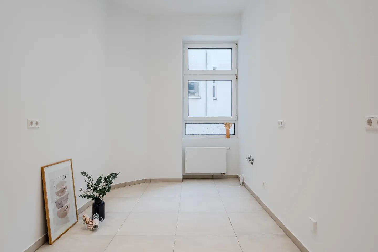 Helle Küche mit Fenster