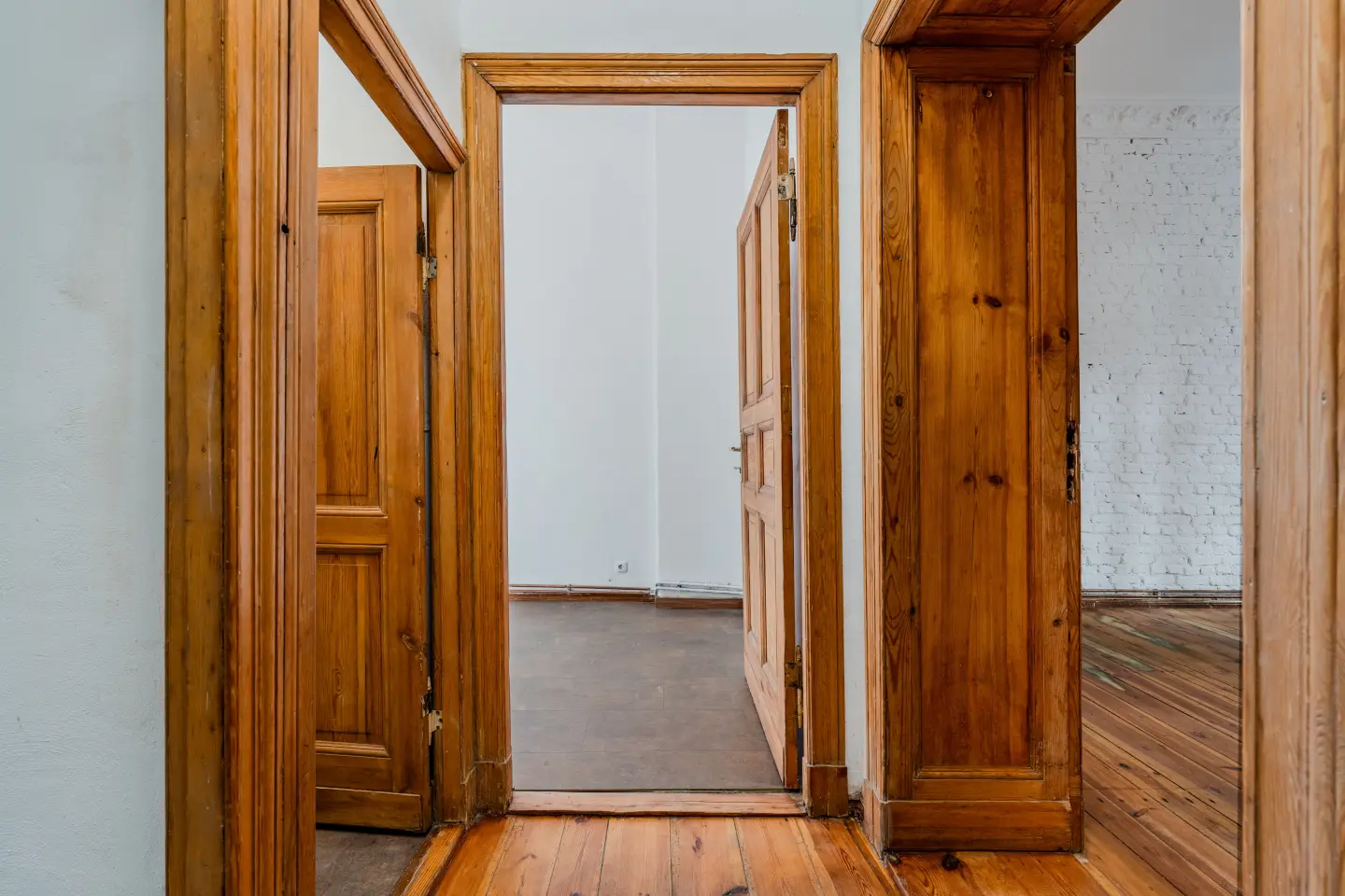 Durchgang mit historischer Holztür