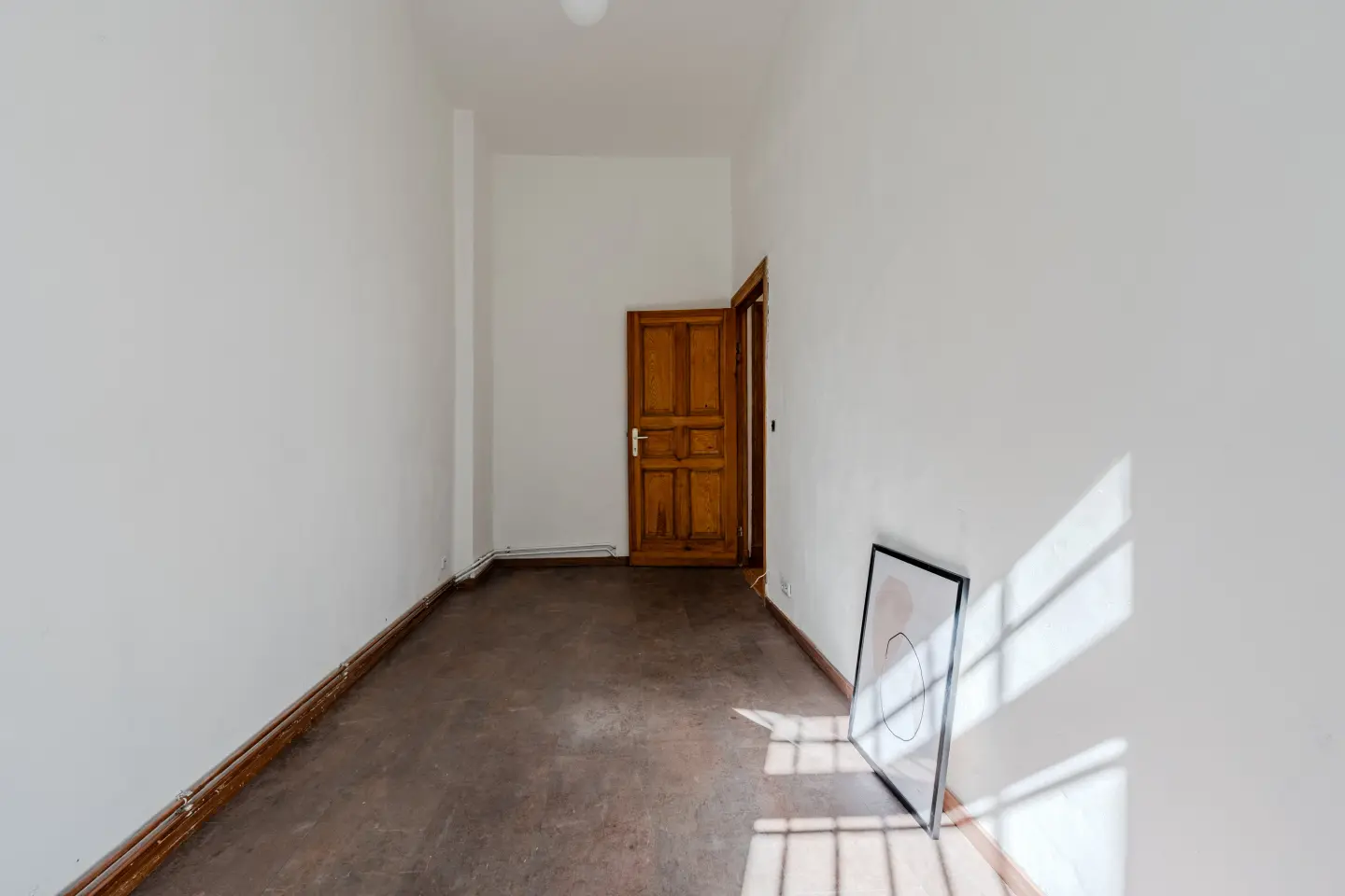 Nebenraum mit Tür am Raumende