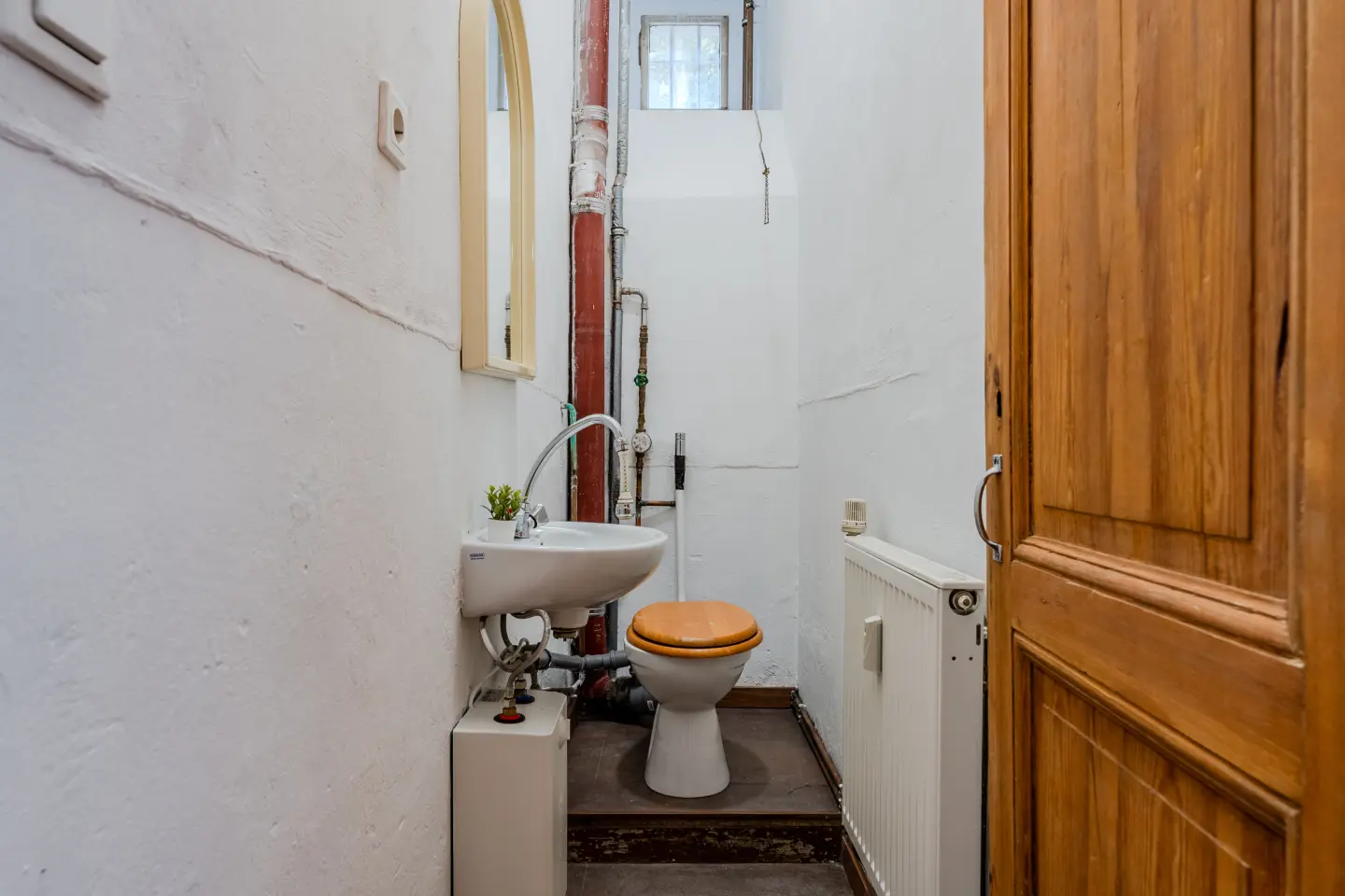 Kompaktes WC mit Waschbecken