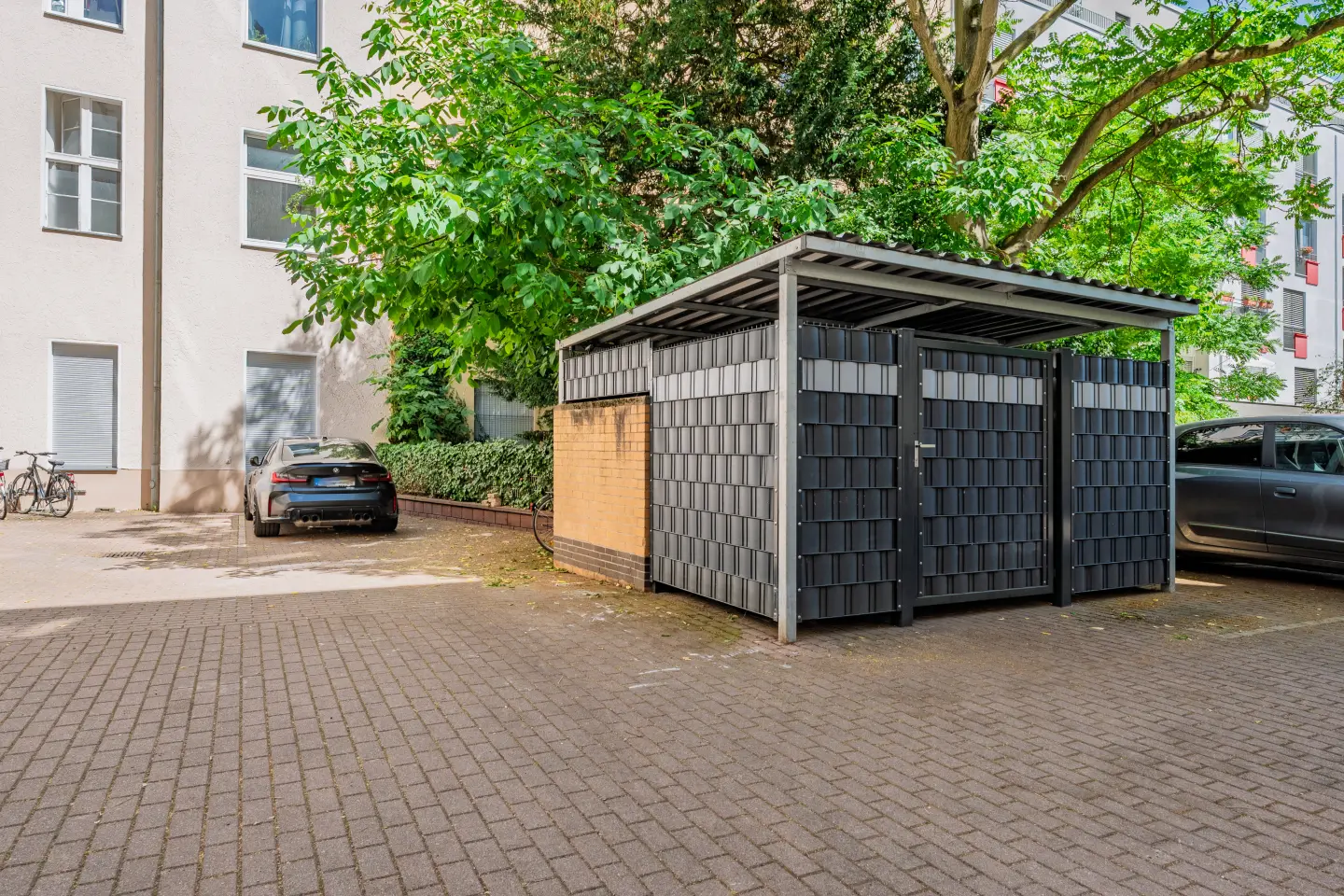 Innenhof mit Fahrradplätzen