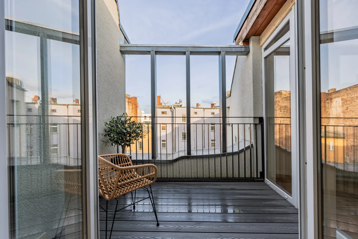 Große Fensterfronten durchfluten die Wohnung mit natürlichem Licht