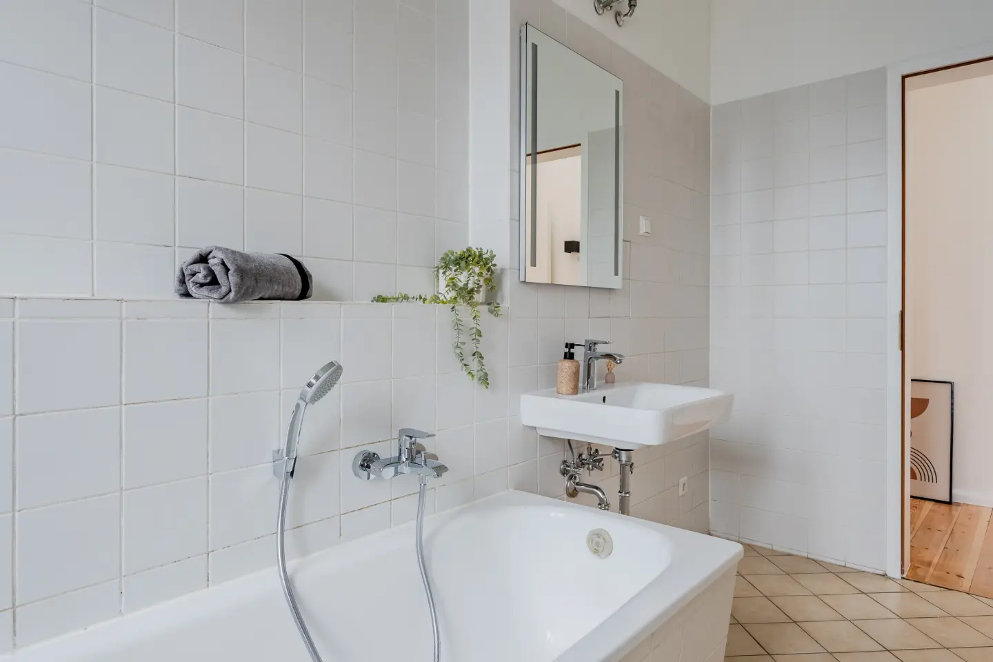 Das Badezimmer kombiniert zeitlose Fliesen mit neuen Sanitärobjekten