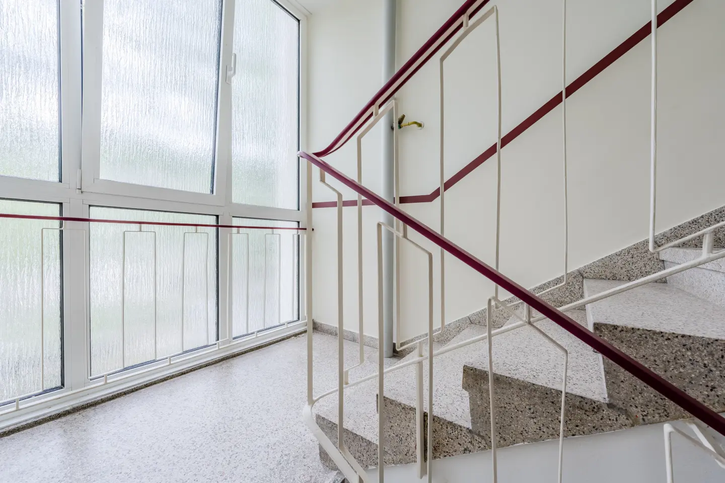 Treppenhauspodest mit Fenstern