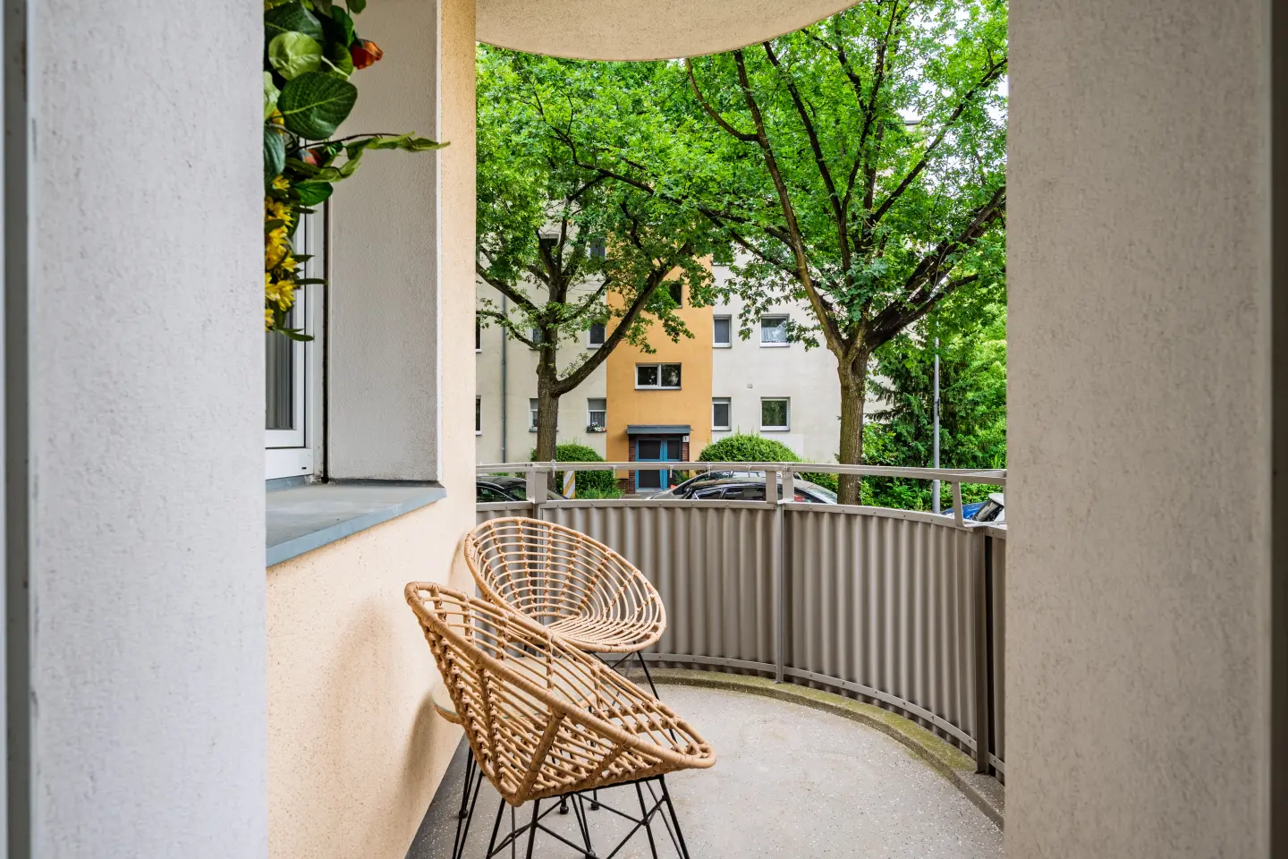 Gerundete Loggia mit grünem Ausblick