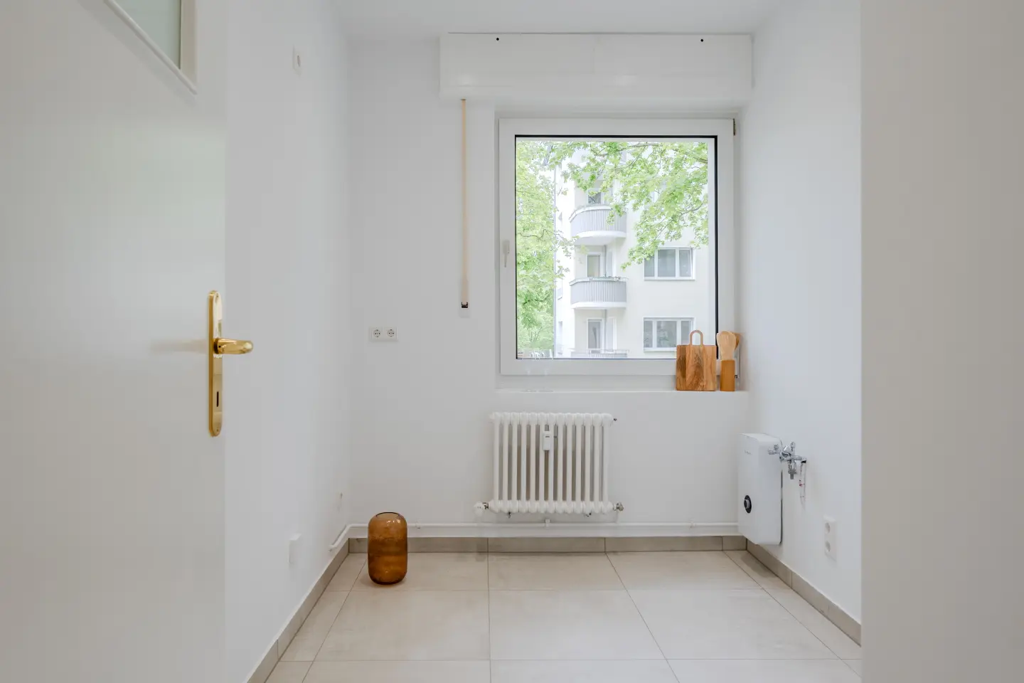 Heller Küchenbereich mit Fenster
