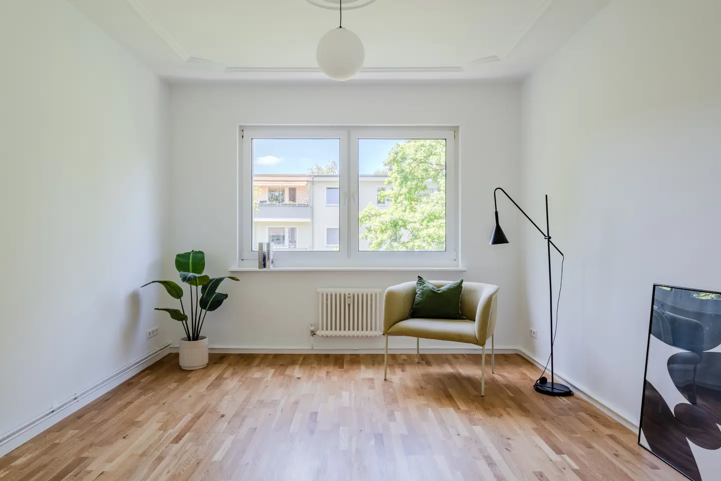 Ruhiges Schlafzimmer mit Stuckdecke