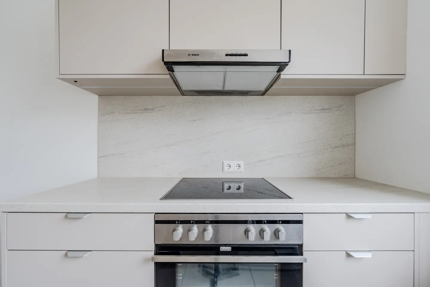 Küche mit Kochfeld und Backofen