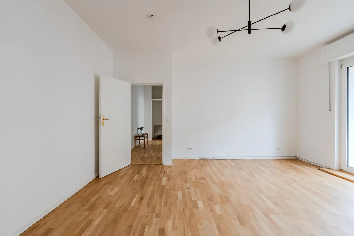 Wohnraum mit Blick zum Flur