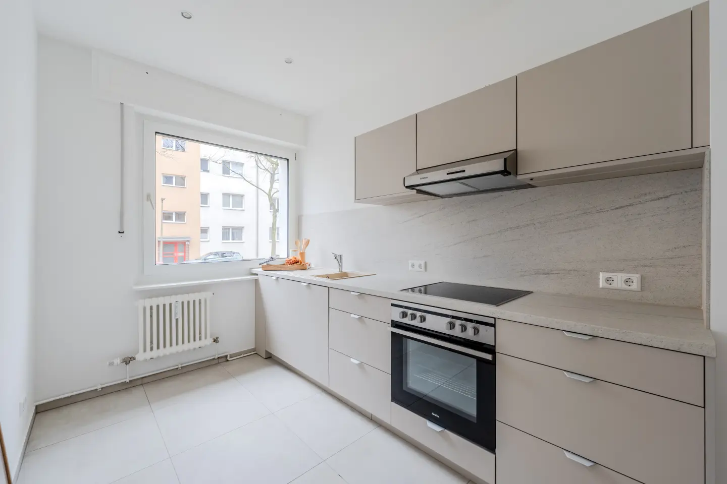 Küche mit Fenster und Gerätezeile