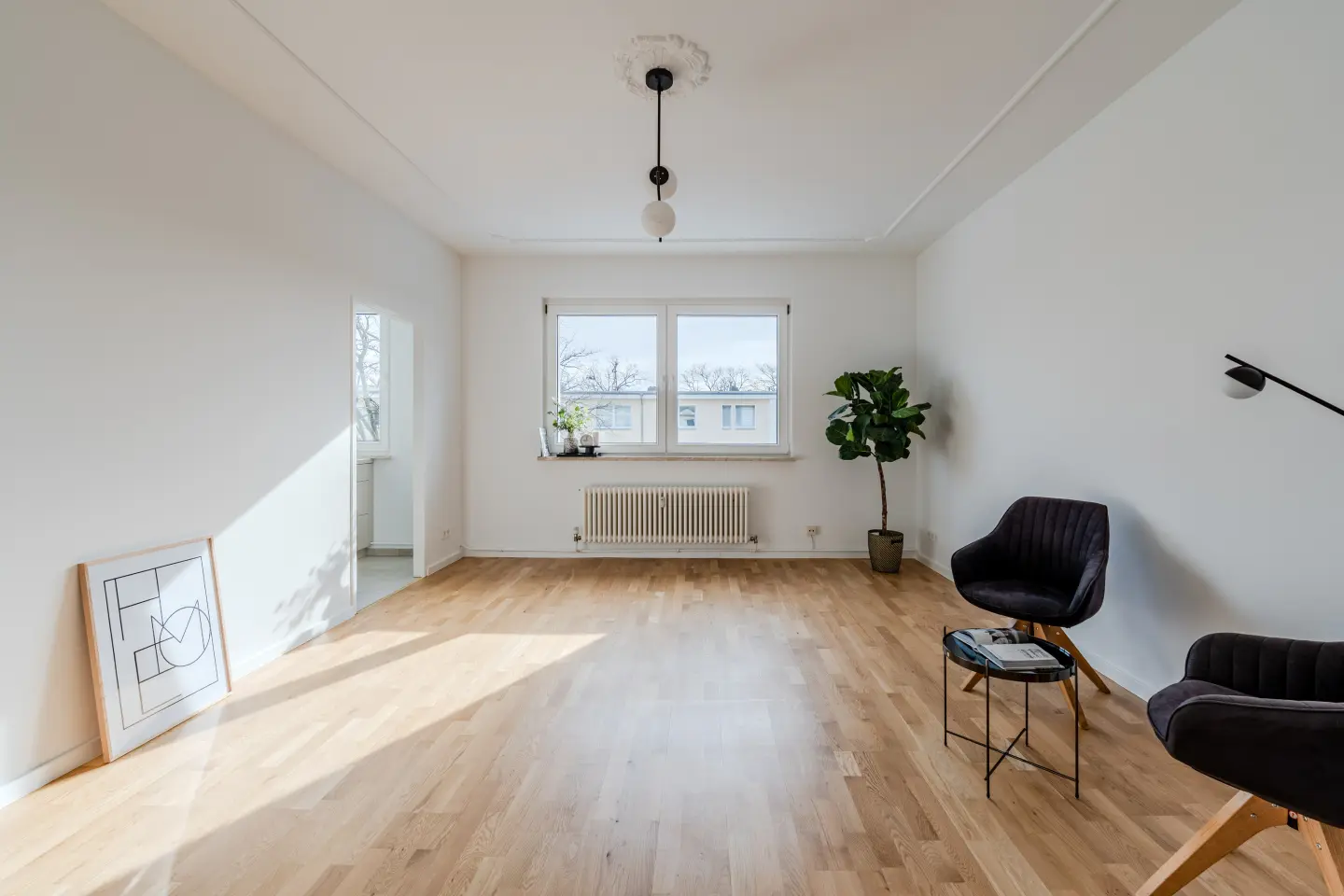 Heller Wohnraum mit offener Küche