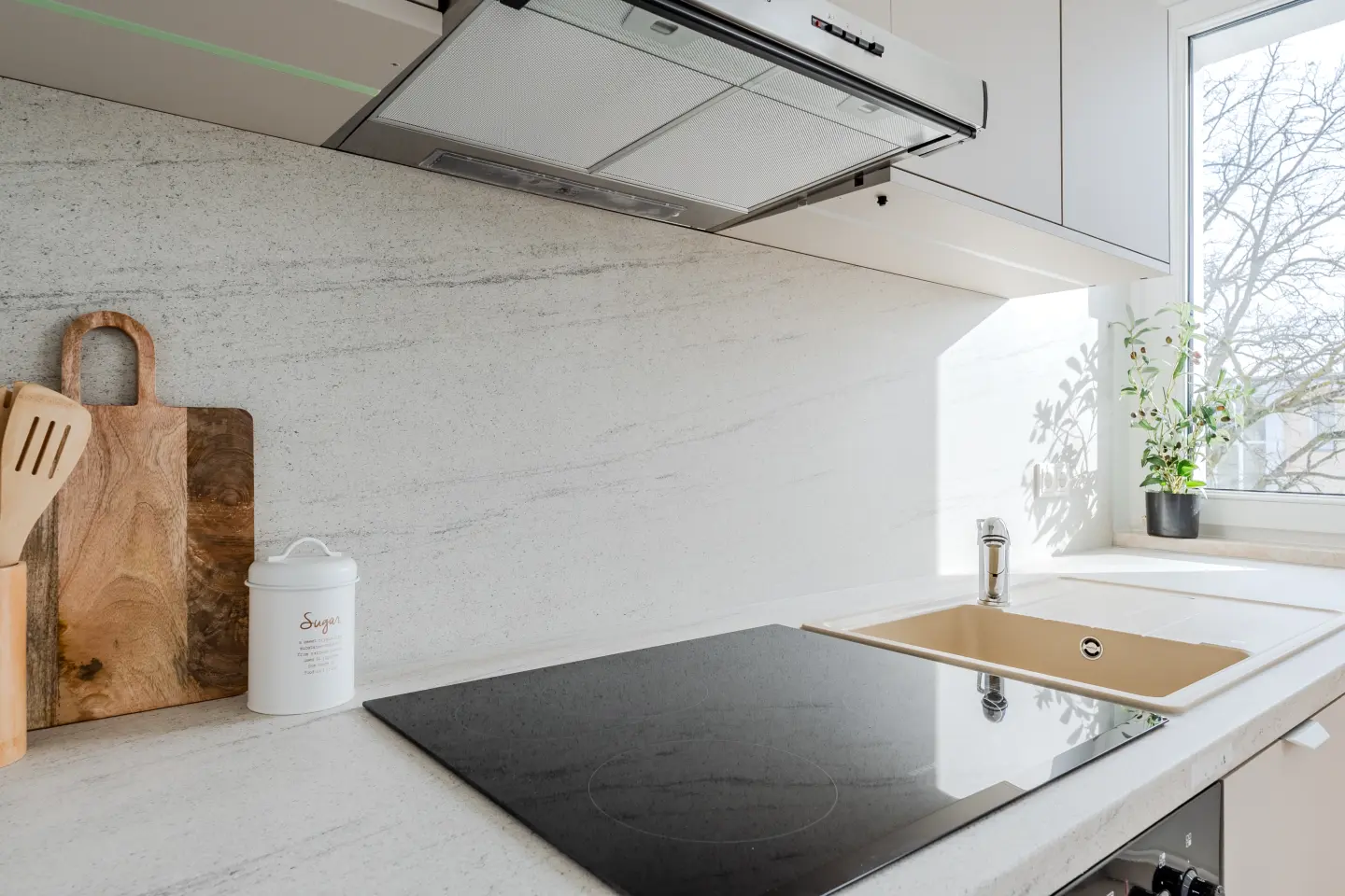 Küchendetail mit Kochfeld und Spüle