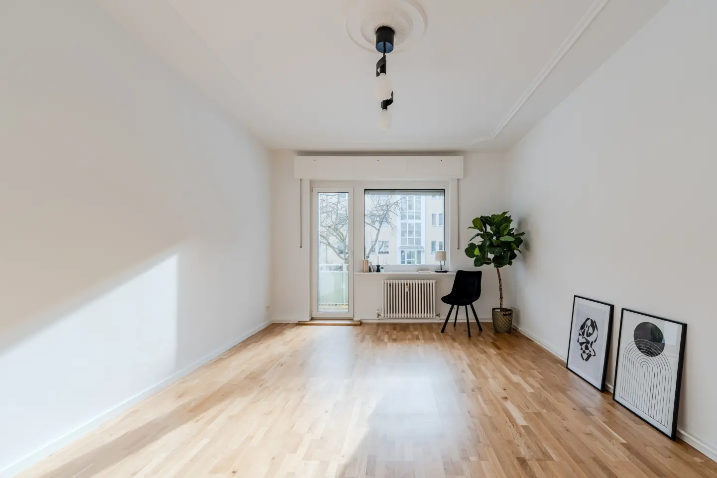 Wohnzimmer mit Balkontür und Eicheparkett