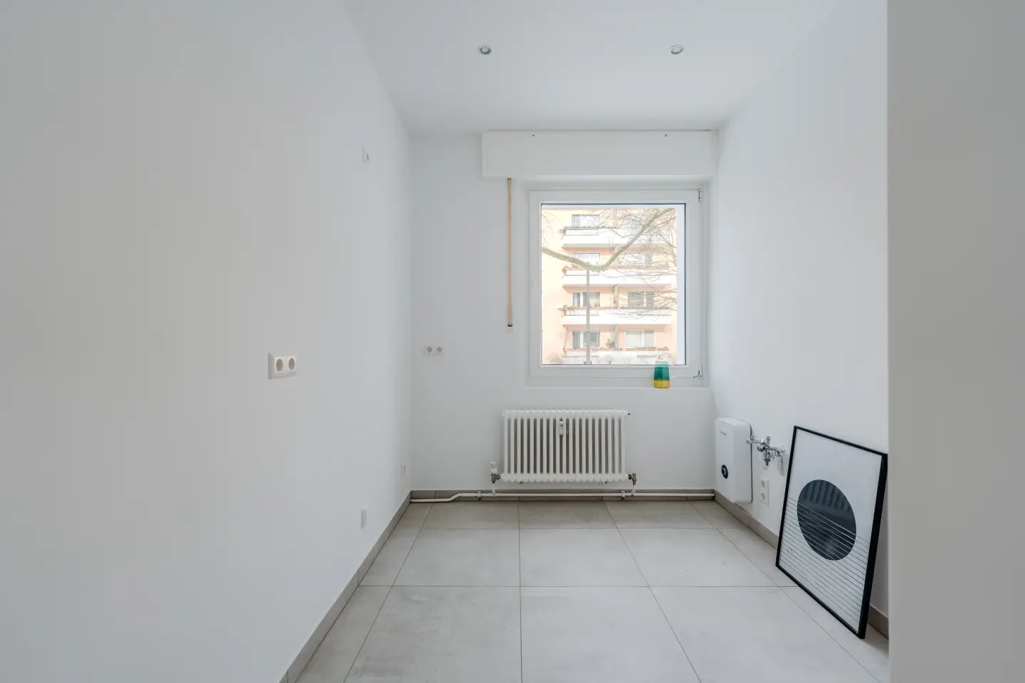 Helle Küche mit Fenster