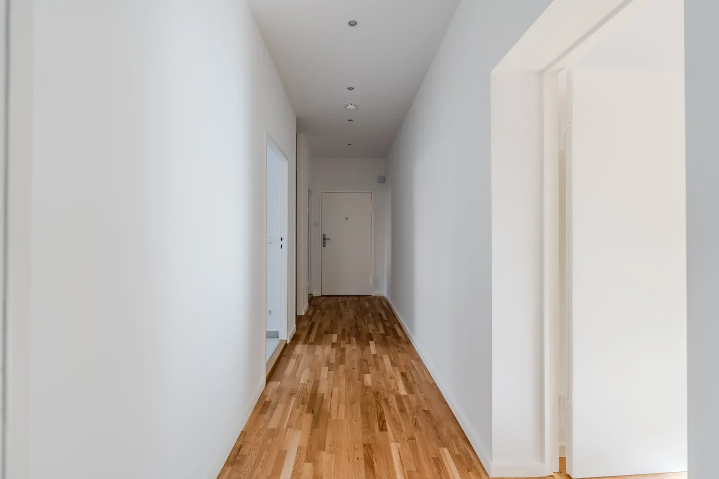 Langer Flur mit Parkettboden