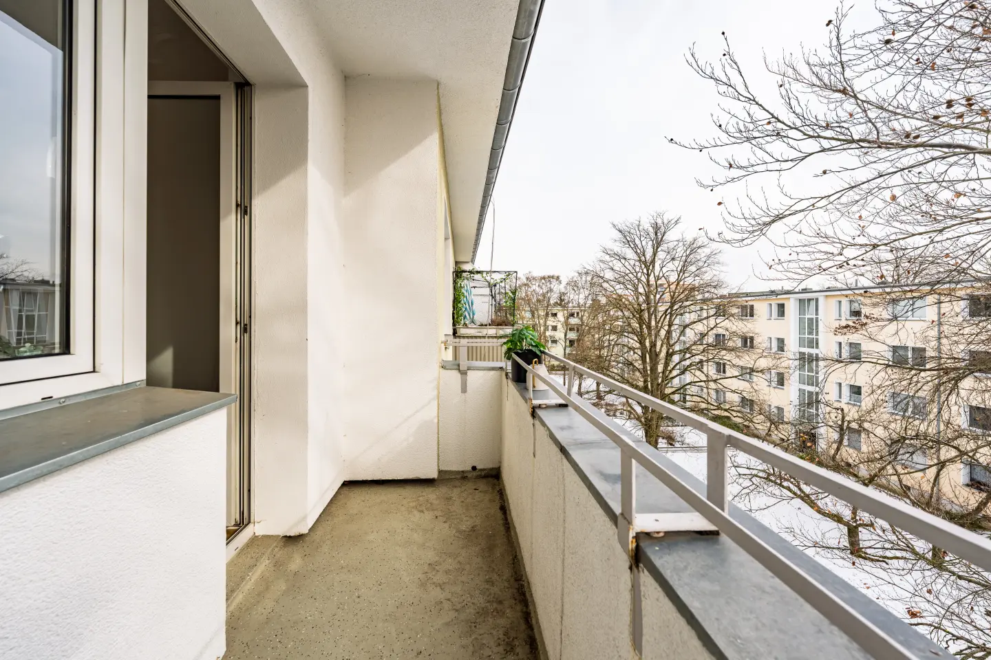 Balkon mit Blick ins Wohnumfeld