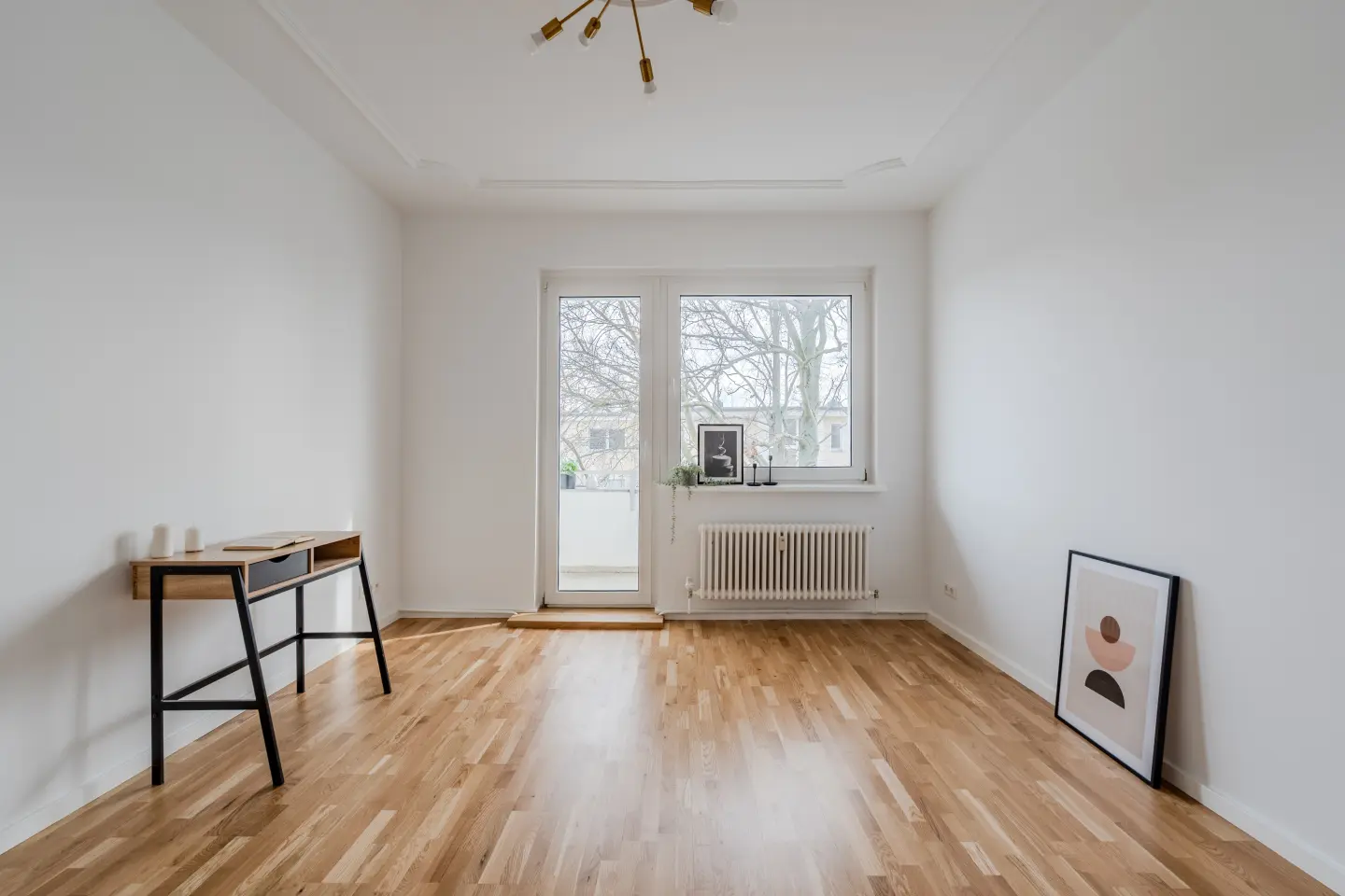 Wohnraum mit Balkonzugang