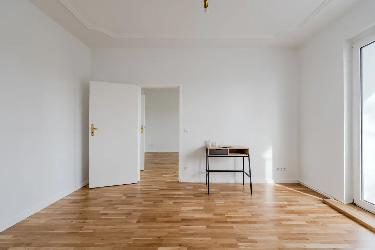 Wohnraum mit Blick zur Tür