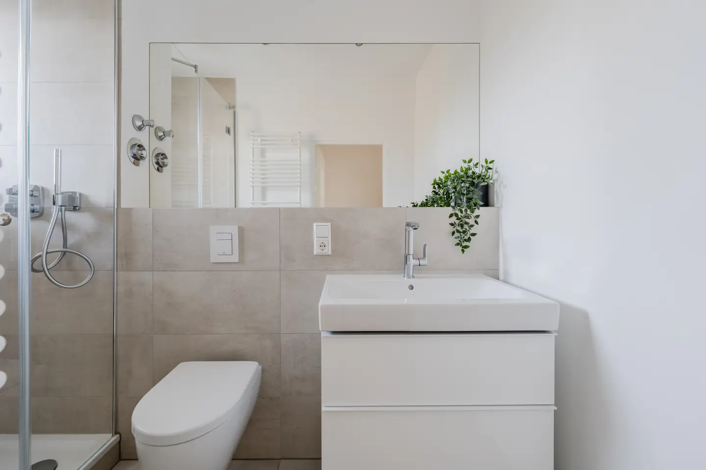 Waschbecken mit Spiegelbereich