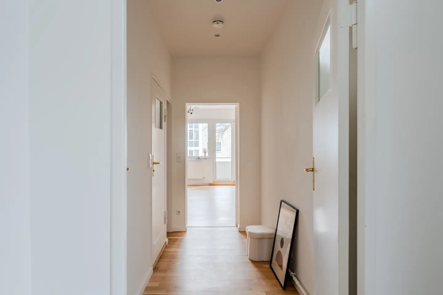 Flur mit Blick zum Wohnbereich