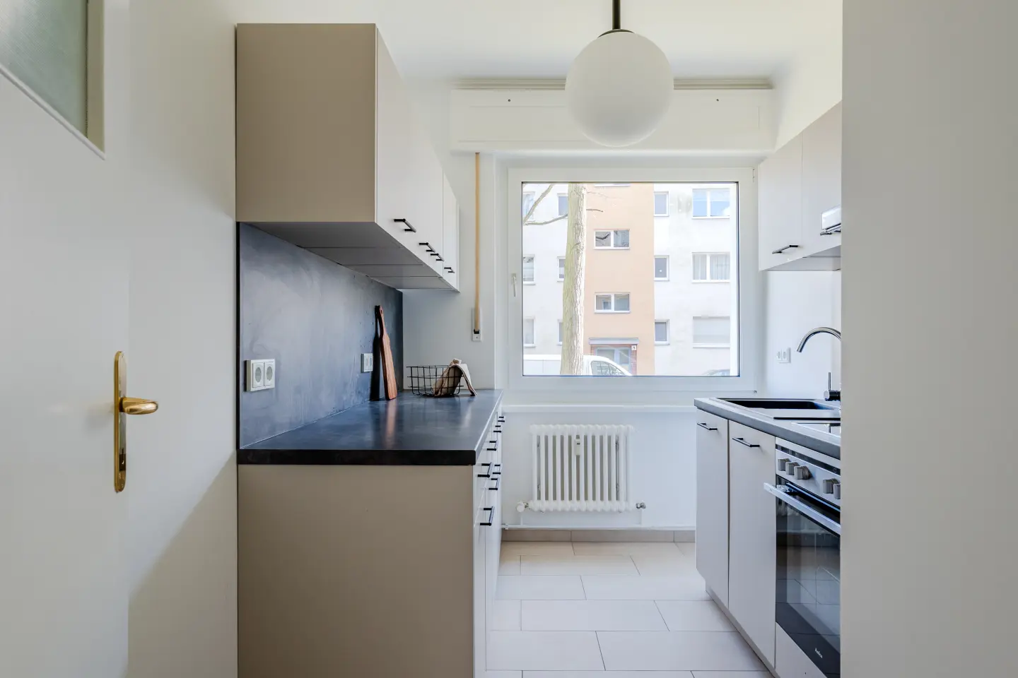Küche mit Blick zum Fenster