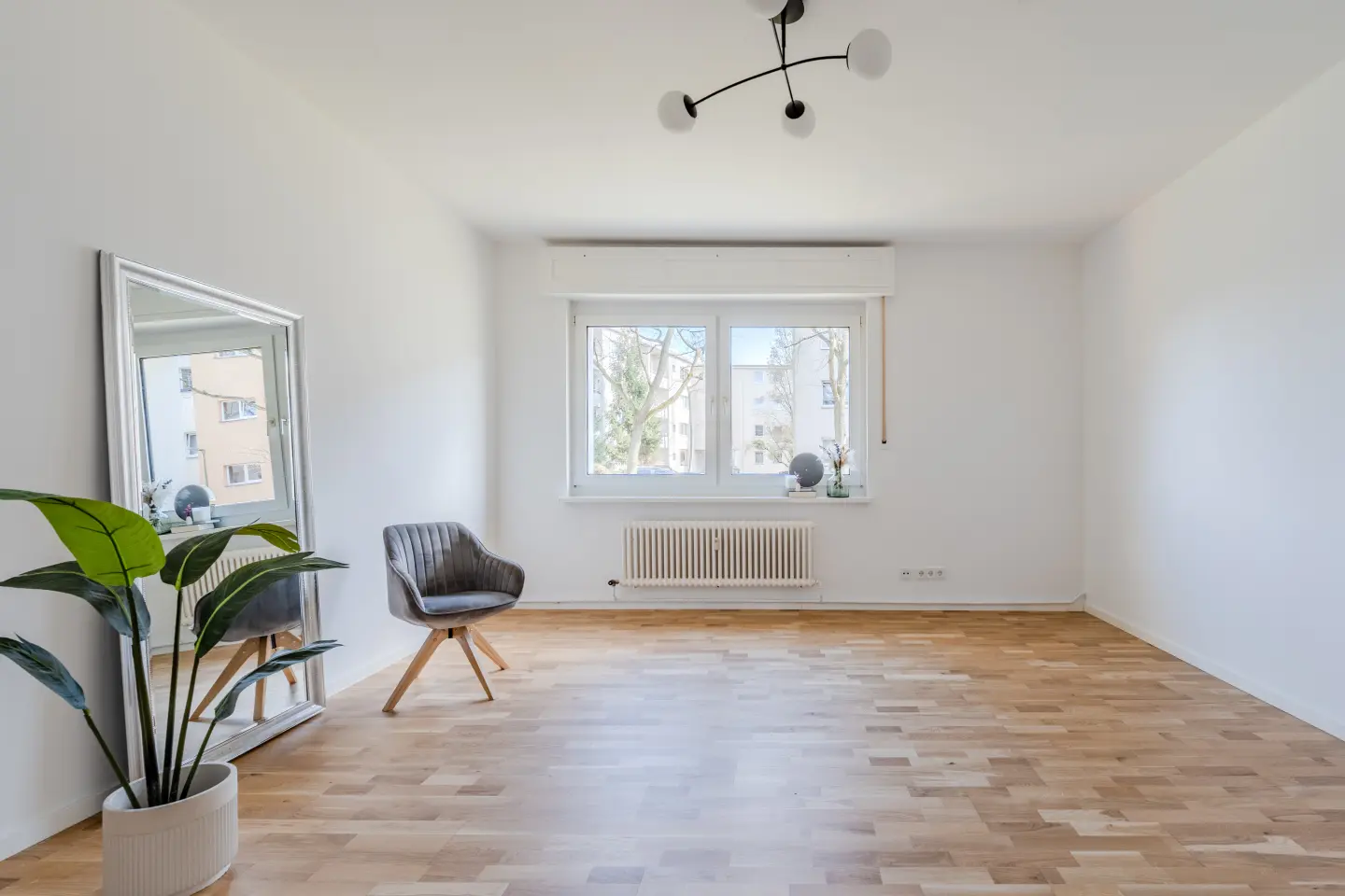 Großzügiges Wohnzimmer mit Fenster und Parkett