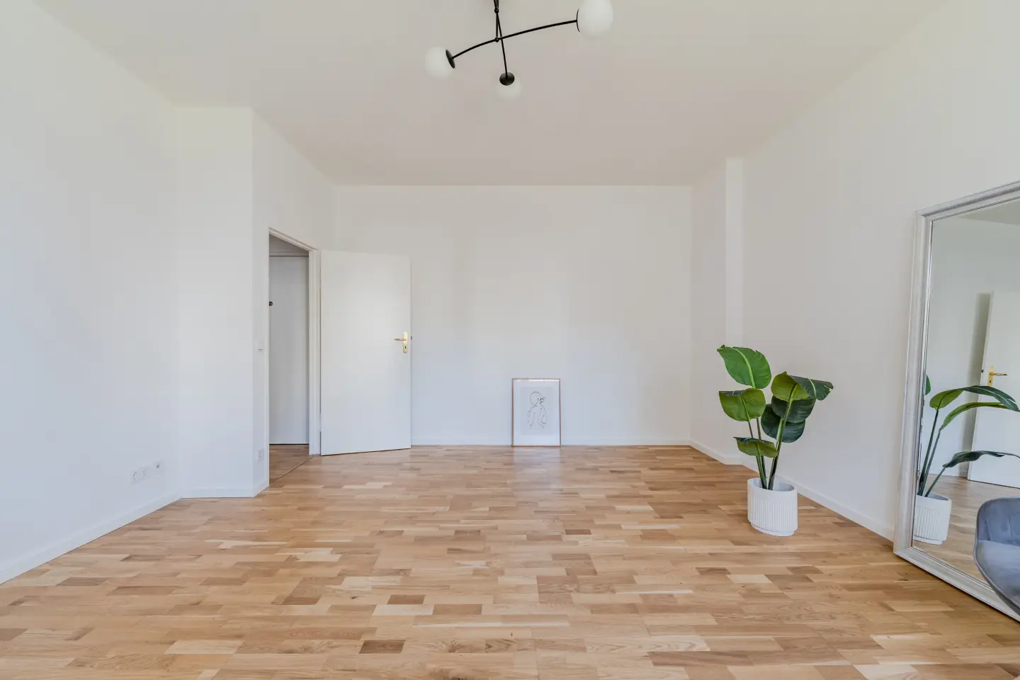 Wohnzimmer mit Blick Richtung Eingang