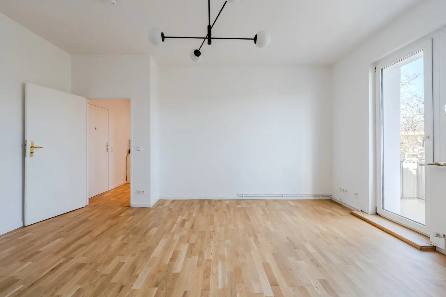 Wohnraum mit Blick zur Tür