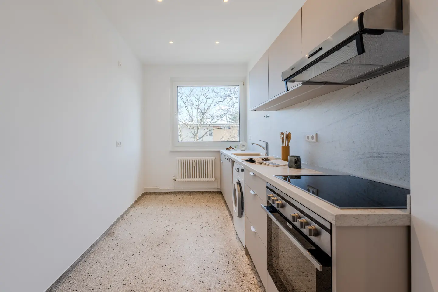 Küche mit Fenster in Längsansicht