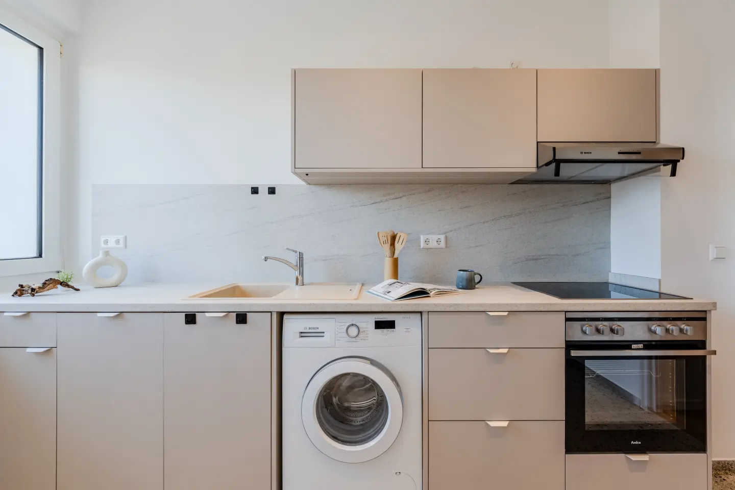 Einbauküche mit Geräten