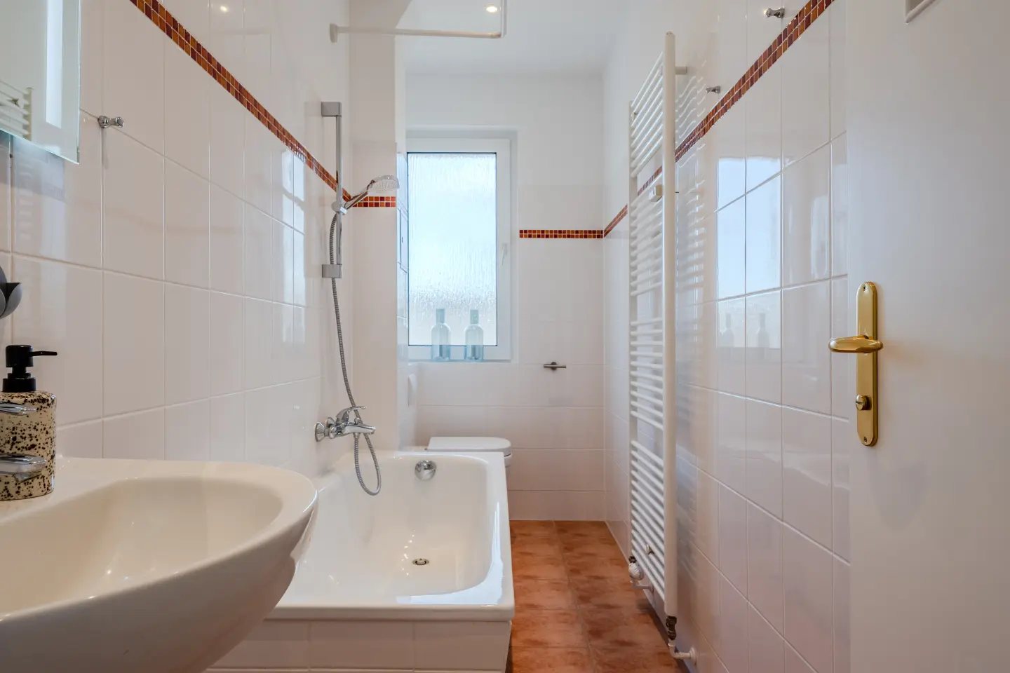 Tageslichtbad mit Badewanne