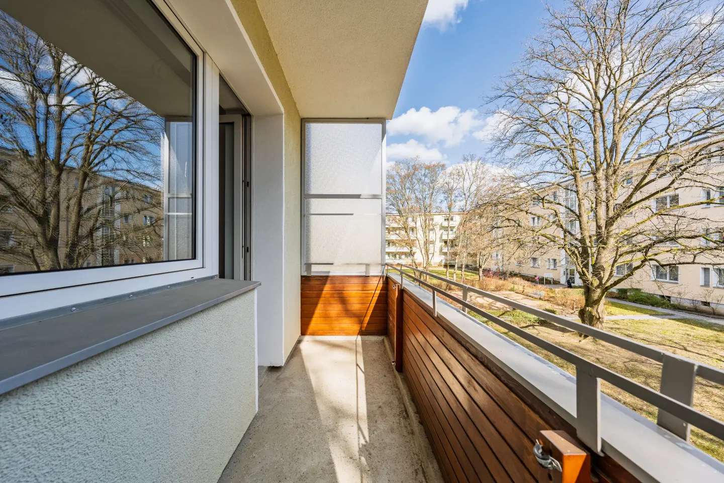 Balkon mit Blick in die Anlage