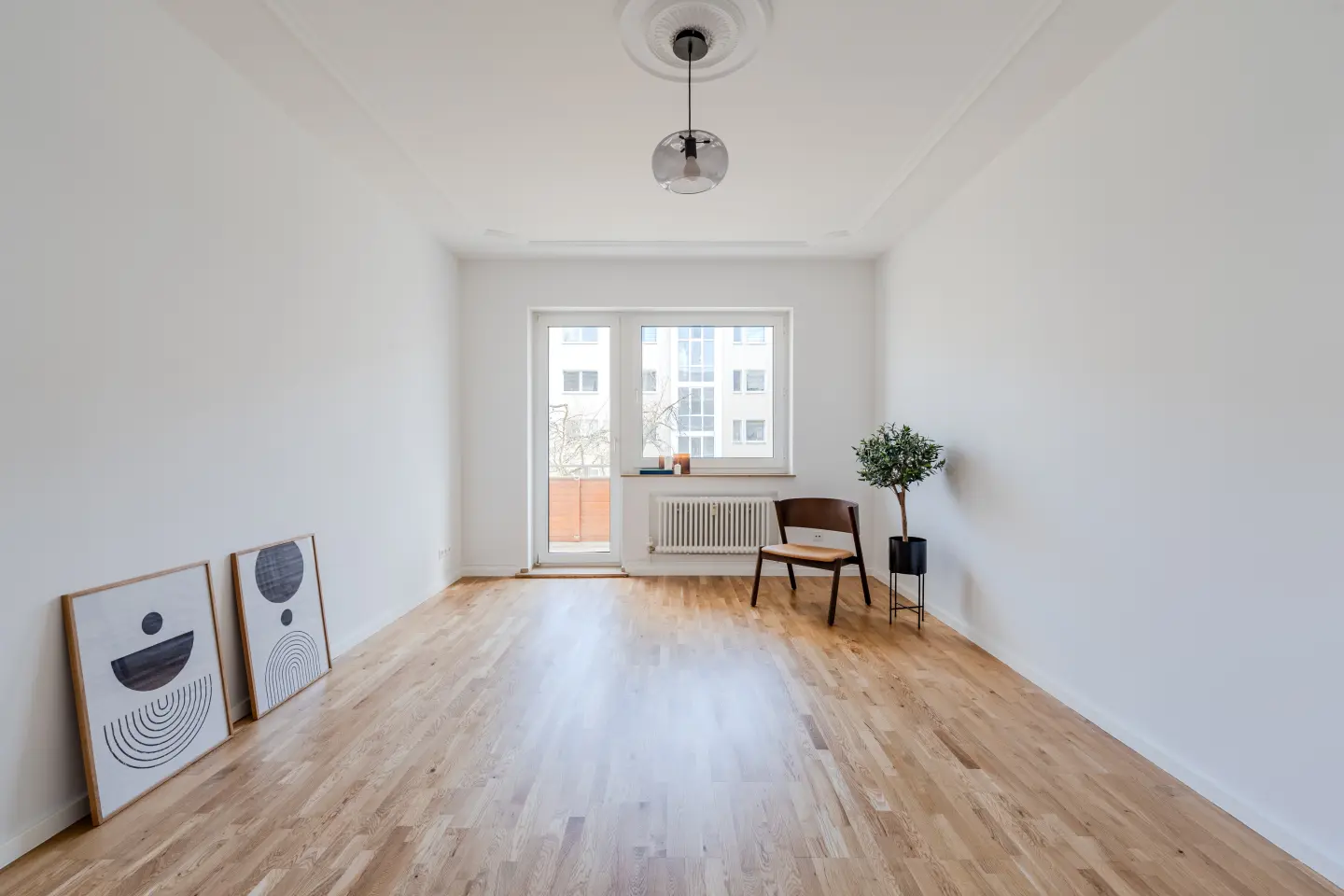 Wohnraum mit Balkonzugang