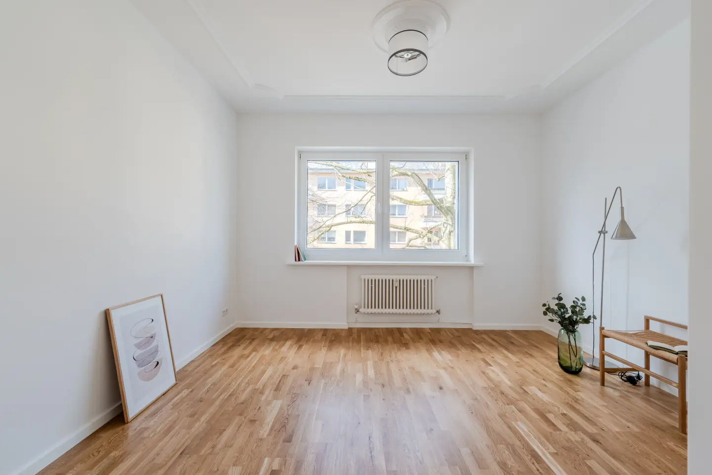 Schlafraum mit großem Fenster
