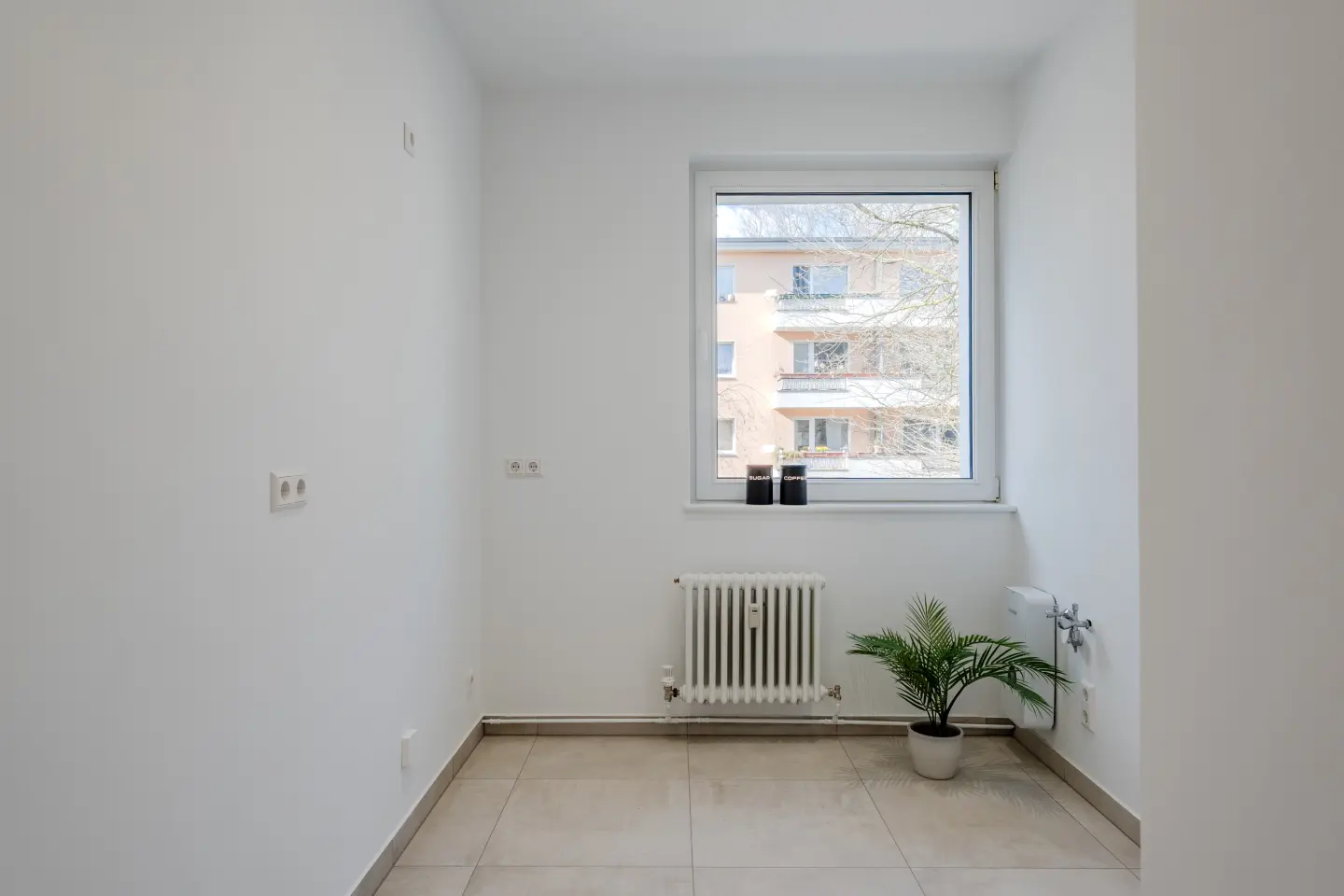 Küche mit Fenster und Anschlüssen
