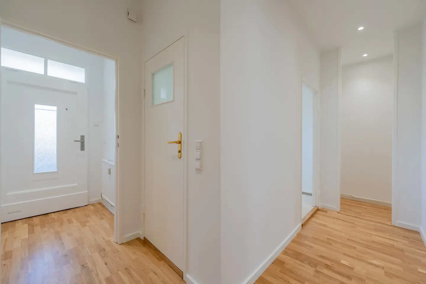 Flur mit Blick zum Wohnungseingang