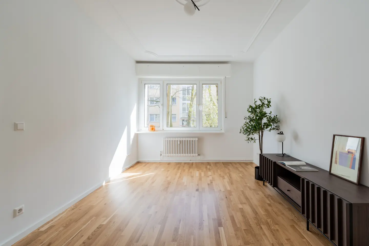 Helles Wohnzimmer mit großer Fensterfront