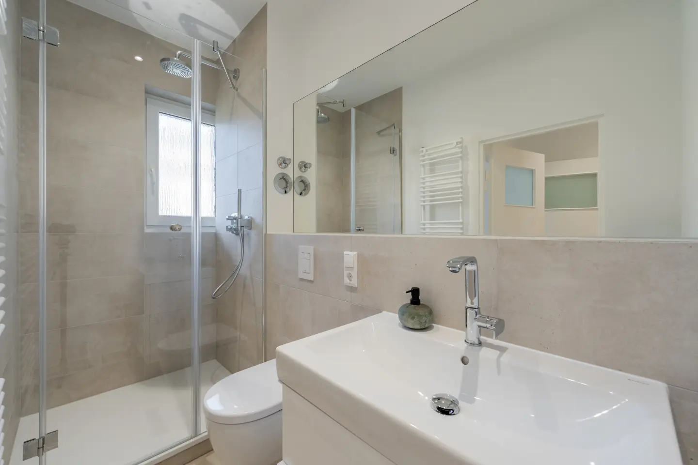 Modernes Bad mit Dusche und Waschtisch