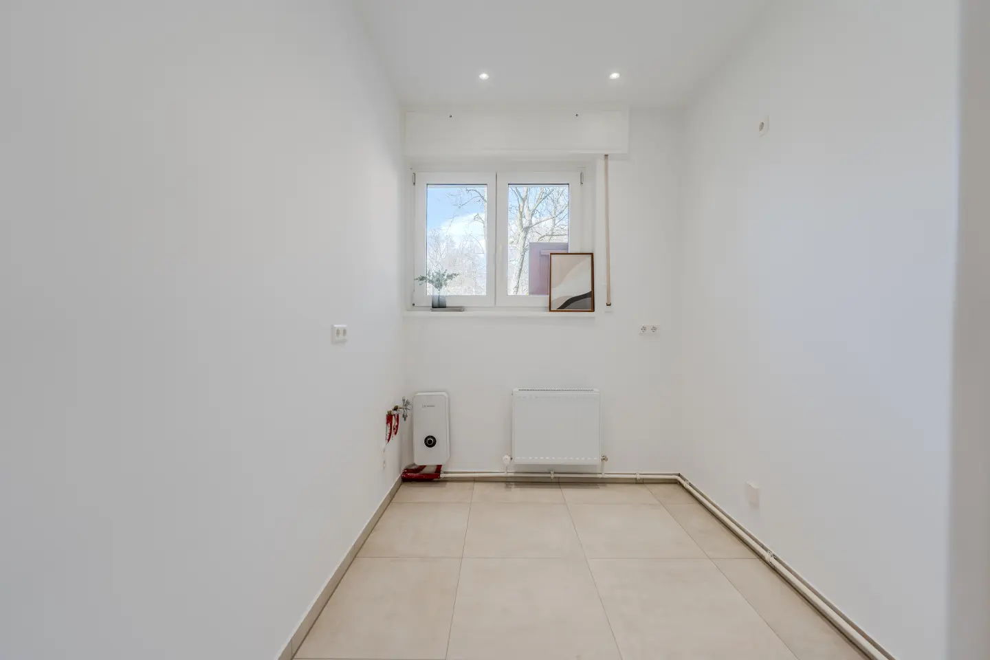Küche mit Fenster und Fliesenboden