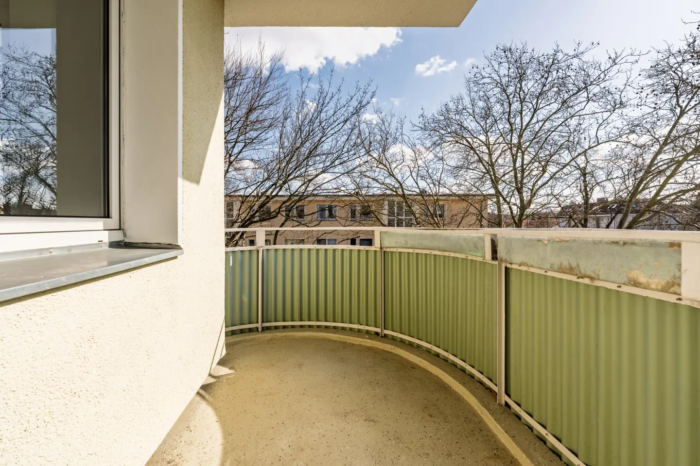 Balkon mit Blick ins Quartier