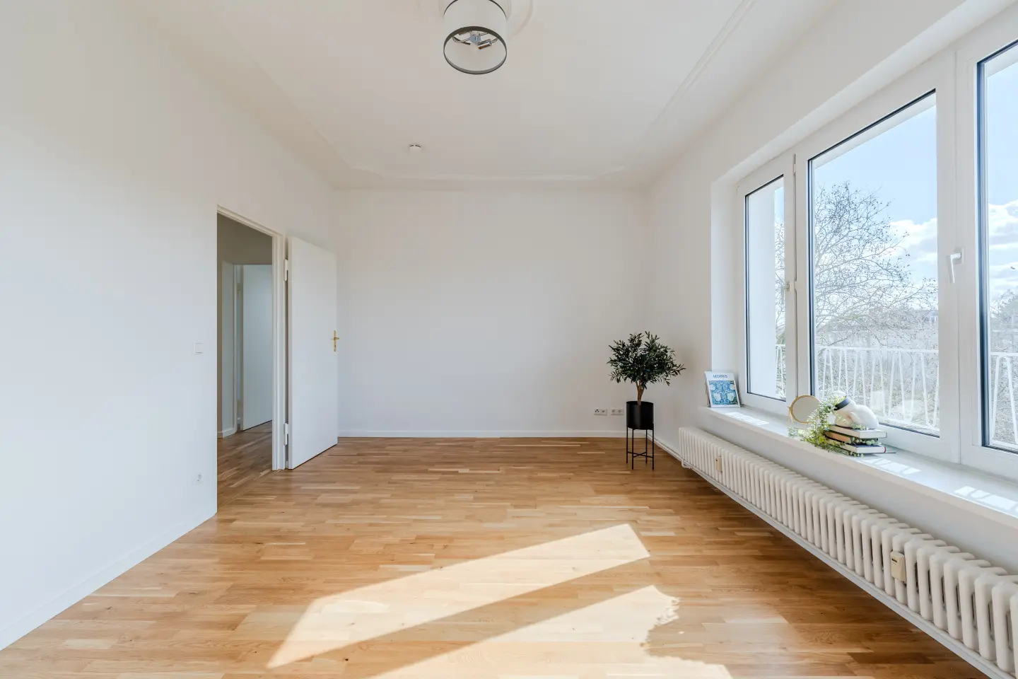 Weiterer Blick durch das Wohnzimmer