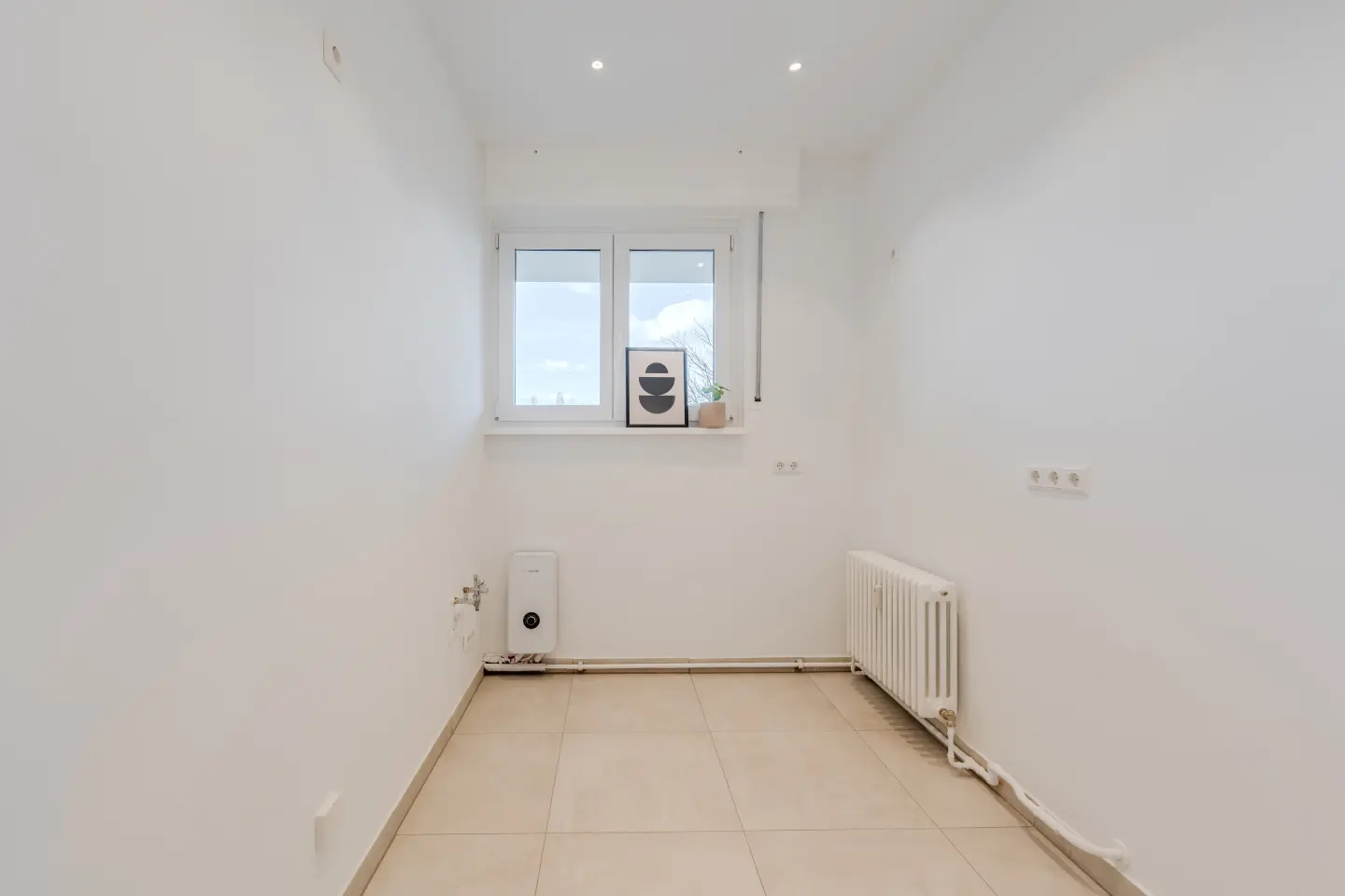 Hochwertige Küche mit Fenster und Einbaugeräten
