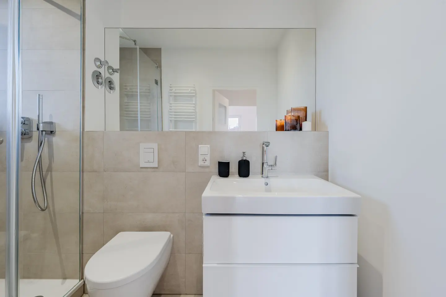 Modernes Bad mit Dusche und Waschtisch