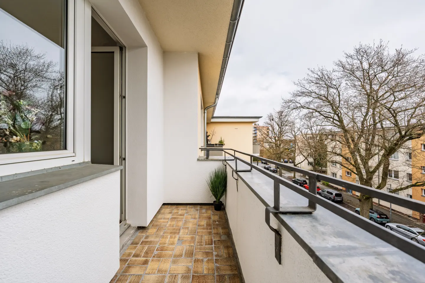 Balkon mit Blick auf die ruhige Straße