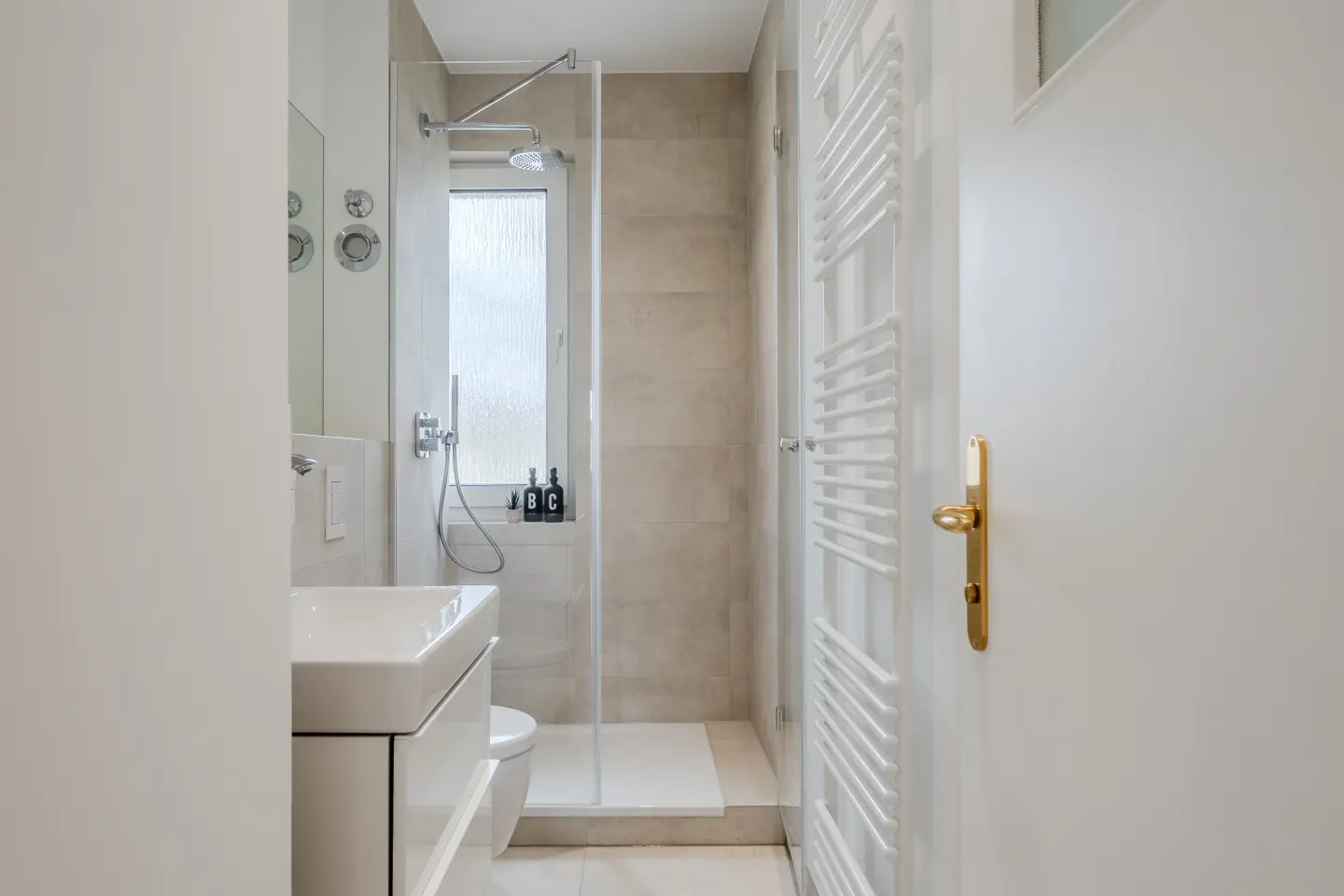 Modernes Bad mit Dusche und Waschtisch