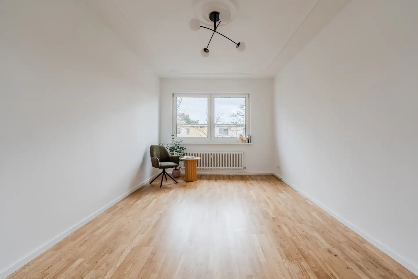 Schlafzimmer mit Fenster und Parkett