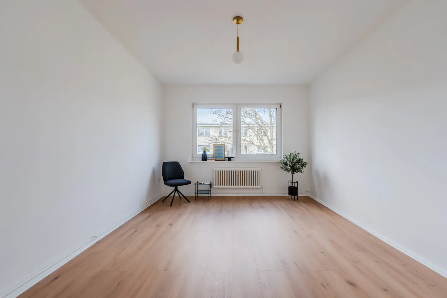 Schlafzimmer in voller Raumtiefe