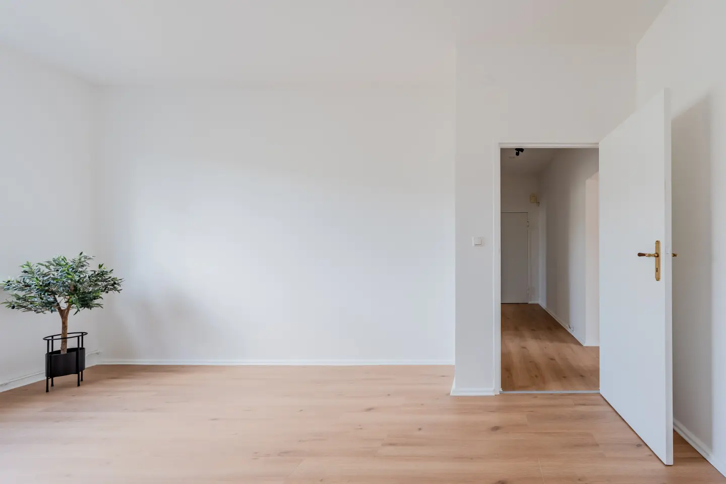 Schlafzimmer mit Blick zur Tür