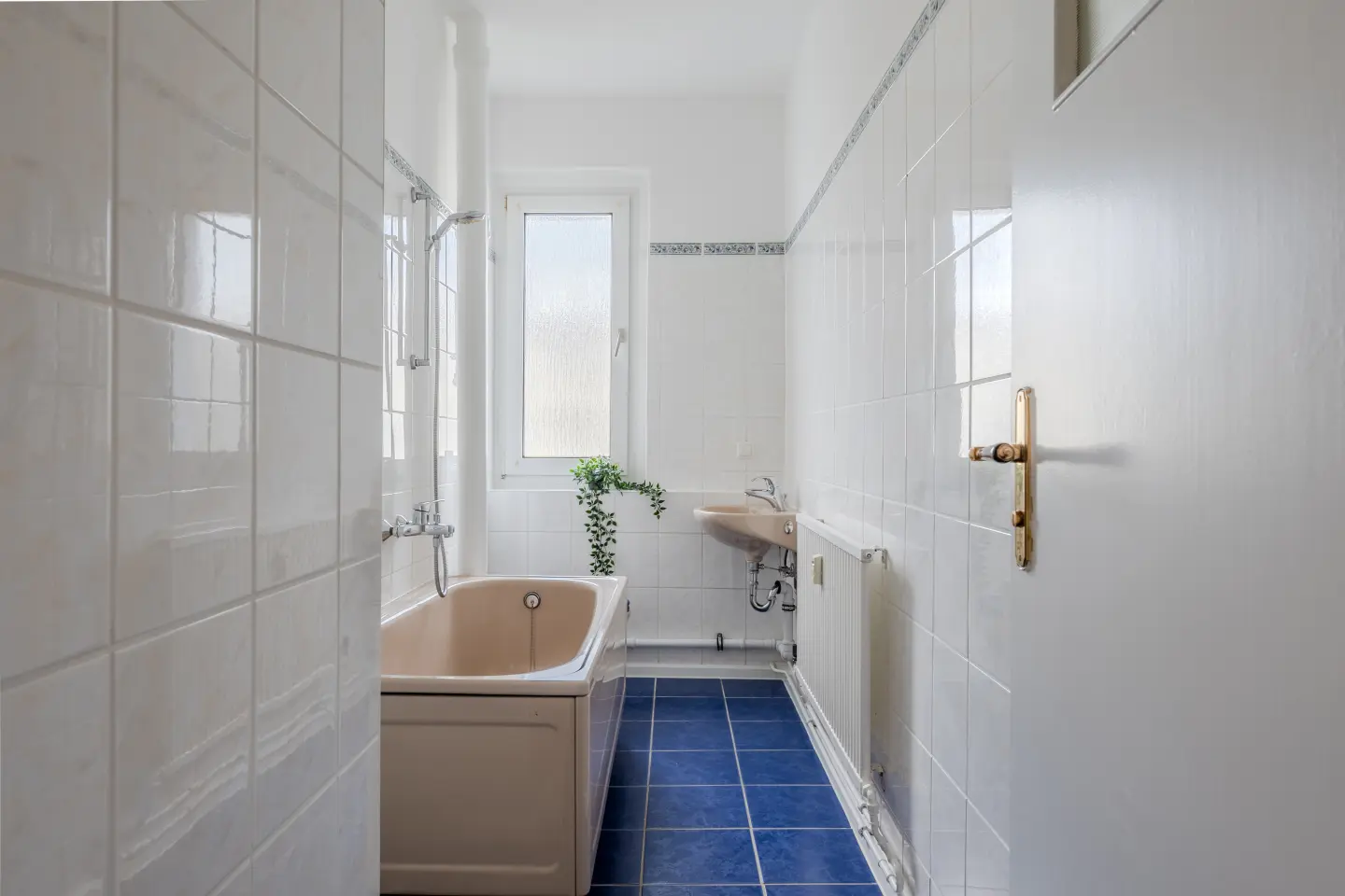 Bad mit Wanne und Fenster